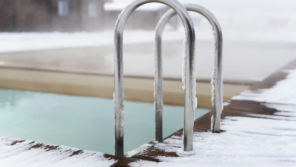 Zimowanie basenu: Jak chronić inwestycję w sezonie zimowym?
